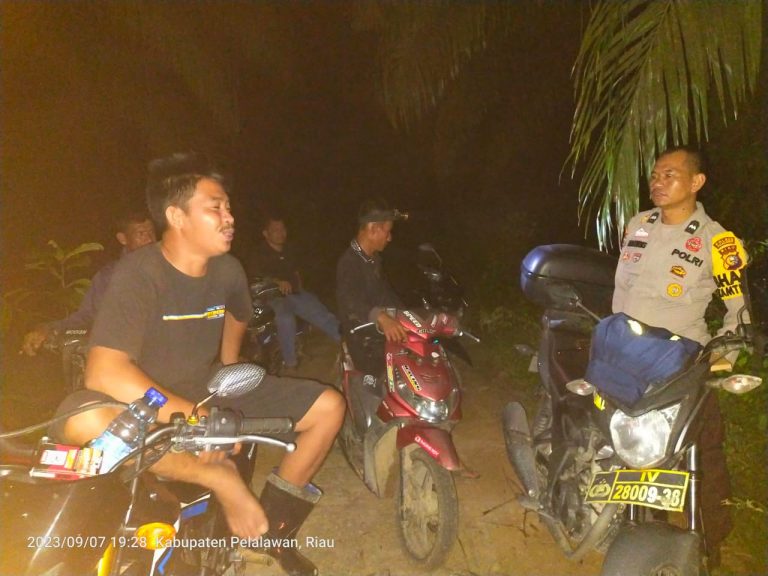 Polsek Pangkalan Lesung Bersama Masyarakat Tangani Kawanan Gajah yang Merusak Tanaman Masyarakat