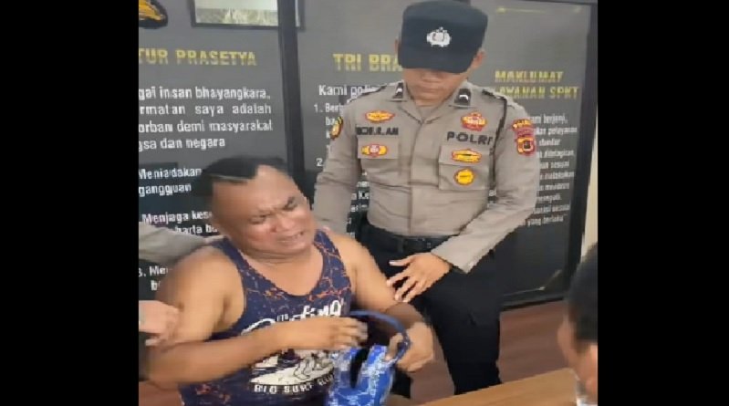 Viral! Pria Kekar Nangis Lapor Polisi gegara Ayam Kesayangan Hilang