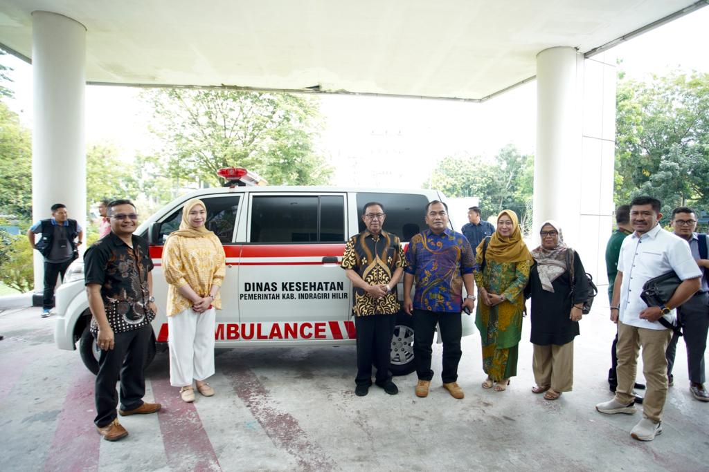 Perdana, Pemkab Inhil Hibahkan Ambulance ke Unri