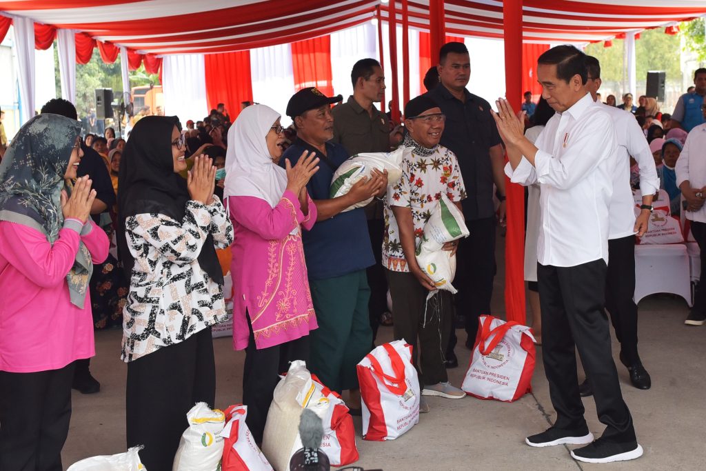 Presiden Jokowi Tinjau Ketersediaan Stok Beras di Gudang Bulog