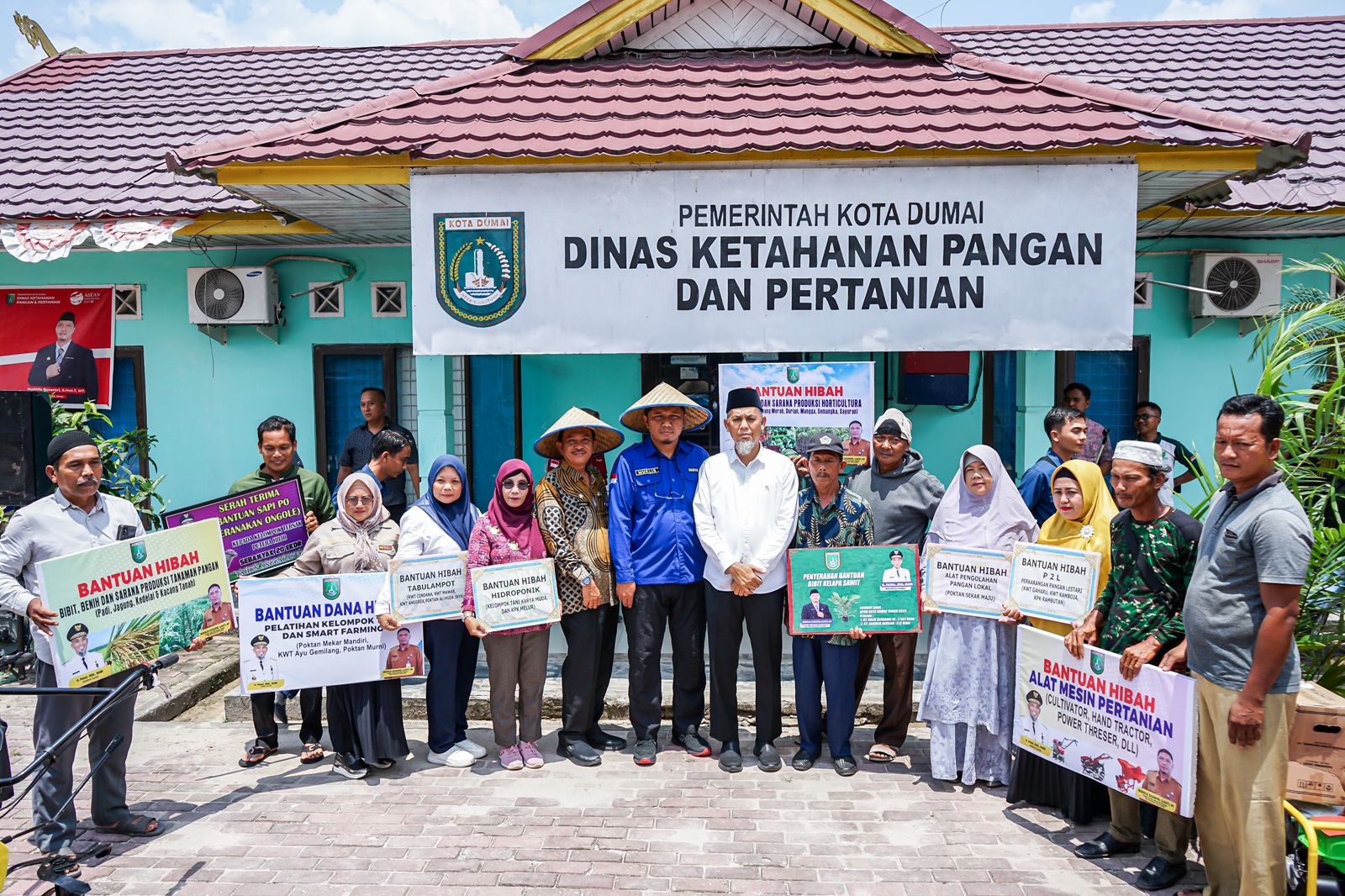 Wako Serahkan Hibah Peralatan Serta Keperluan Pertanian untuk Poktan di Dumai