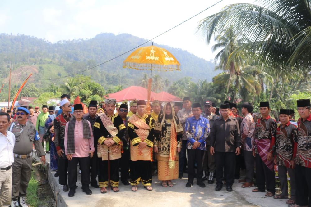 Di Sumatera Barat Gubernur Riau Syamsuar dan Isteri Diberi Gelar Adat Kaum CaniagoÂ