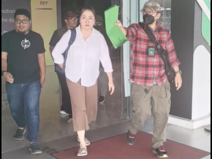 Tim Tabur Kejagung & Tim Tabur Kejati Jawa Timur Berhasil Amankan DPO Vinna Sencahero