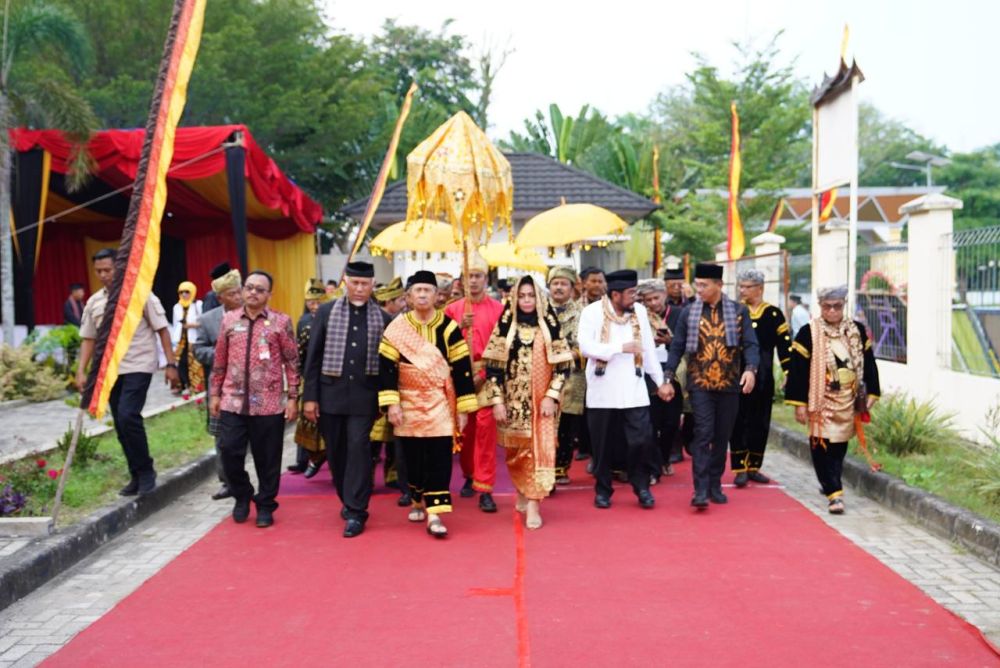 Syamsuar Dikukuhkan Sebagai Pemegang Malewa Gala Kehormatan Adat Minangkabau