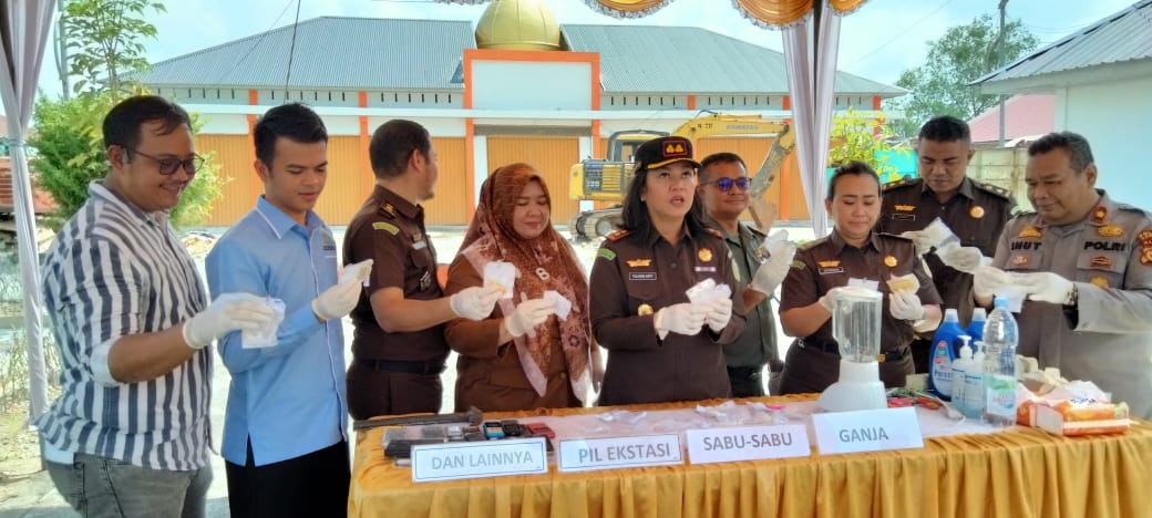Kajari Rohil Gelar Pemusnahan Barang Bukti 42 Perkara NarkotikaÂ 