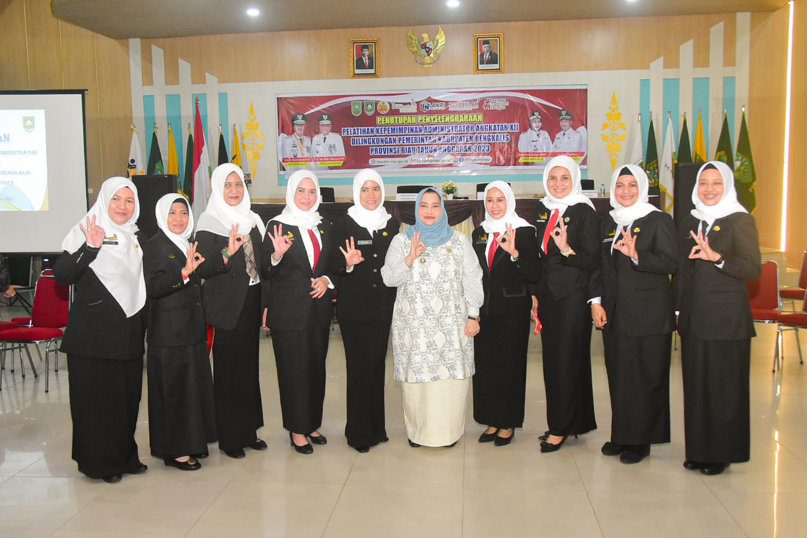 Bupati Kasmarni Tutup Pelatihan Kepemimpinan Administrator Angkatan XII