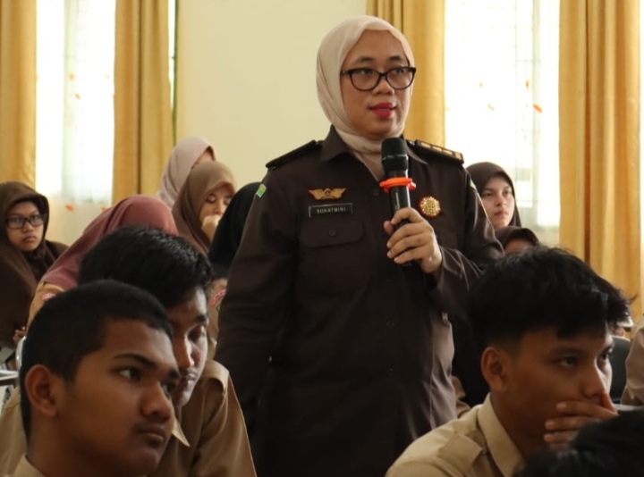 Tim Penkum Kejati Riau Melakukan Penyuluhan Hukum ke SMA 2 Tebing Tinggi Kepulauan MerantiÂ 