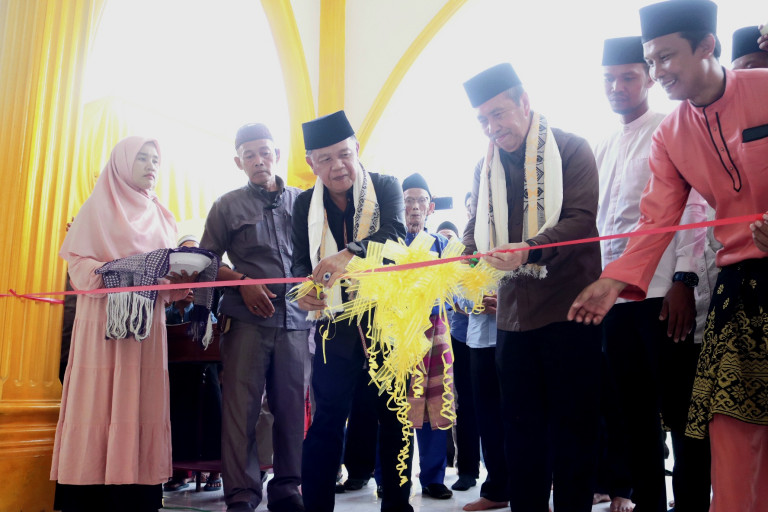 Plt Bupati Asmar Dampingi Gubernur Syamsuar Resmikan Madjid An-Nur Semukut