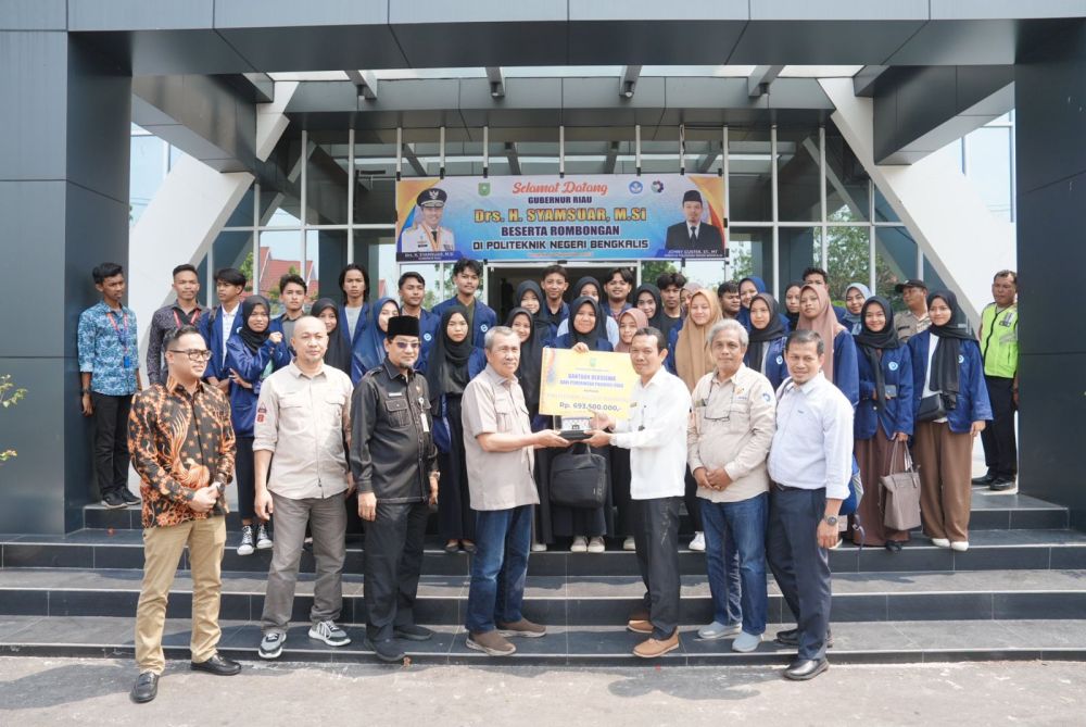Gubri Syamsuar Serahkan Bantuan Beasiswa Kepada Politeknik Negeri Bengkalis