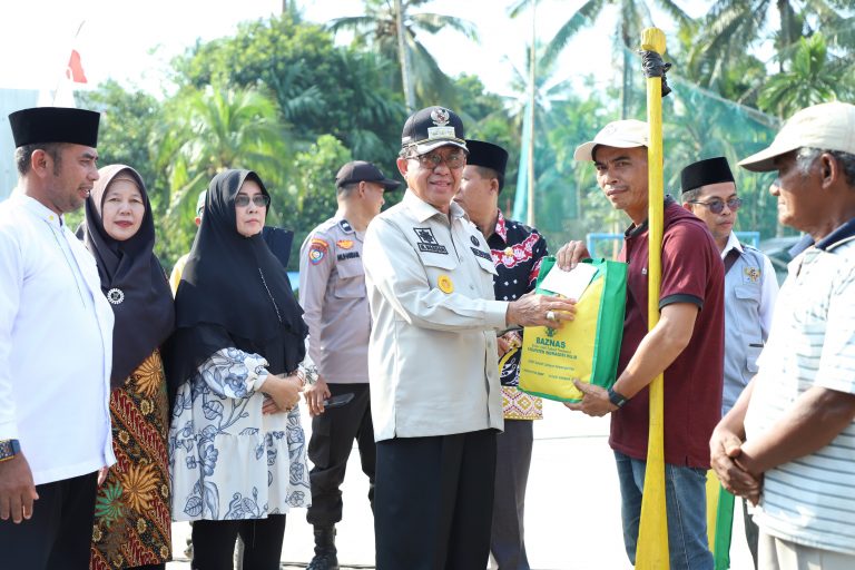 Bupati Wardan Serahkan 45 Perahu Nelayan Zakat Produktif Baznas Inhil