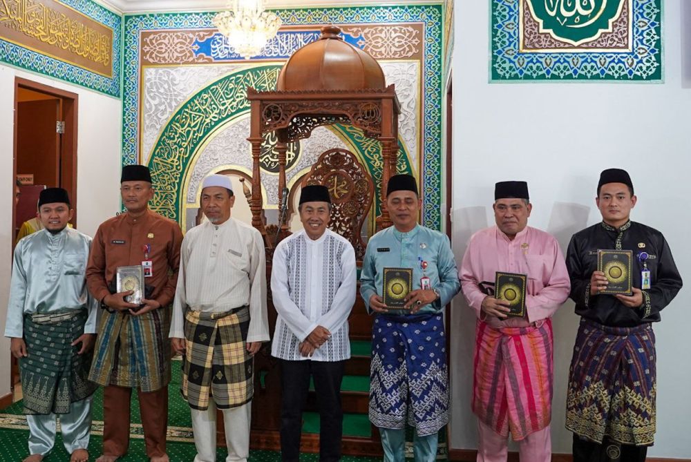 Gubri Syamsuar Serahkan 1000 Wakaf Al-Qur’an Cetakan Maqari kepada Pegawai Pemprov