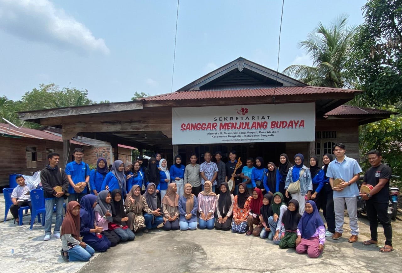 Puluhan Mahasiswa D4 Bispro Polbeng Gelar Field Study ke Desa Meskom