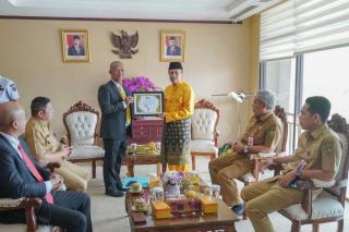 Gubernur Riau Terima Penghargaan dari Universitas Islam Riau