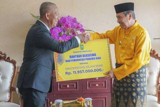 Gubernur Riau Syamsuar Serahkan Bantuan Beasiswa untuk UIR