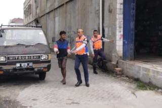Petugas Amankan Pak Ogah di Jalan Tuanku Tambusai Pekanbaru