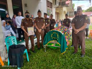 Koordinator bidang Tipidsus Kejati Riau memimpin Prosesi Pelepasan Jenazah Alm. M. Ali Tuharea