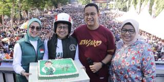 Cak Imin Ultah ke-57, Anies Berikan Helm Vespa SebagaiÂ 