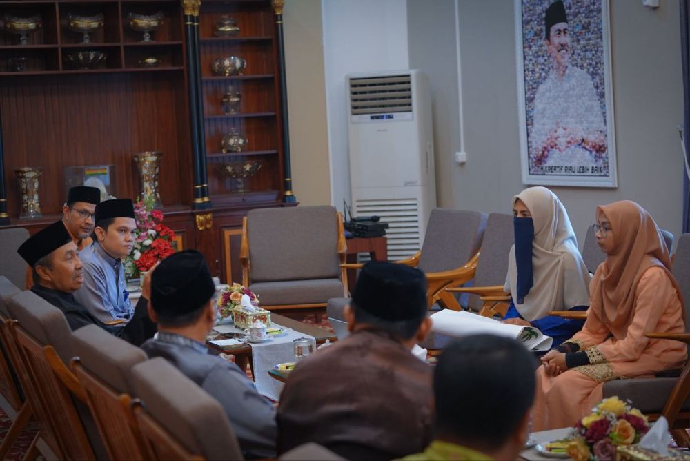 Gubri Terima Audiensi Dua Mahasiswi UIN Suska Riau Pemenang Esai Tingkat Nasional