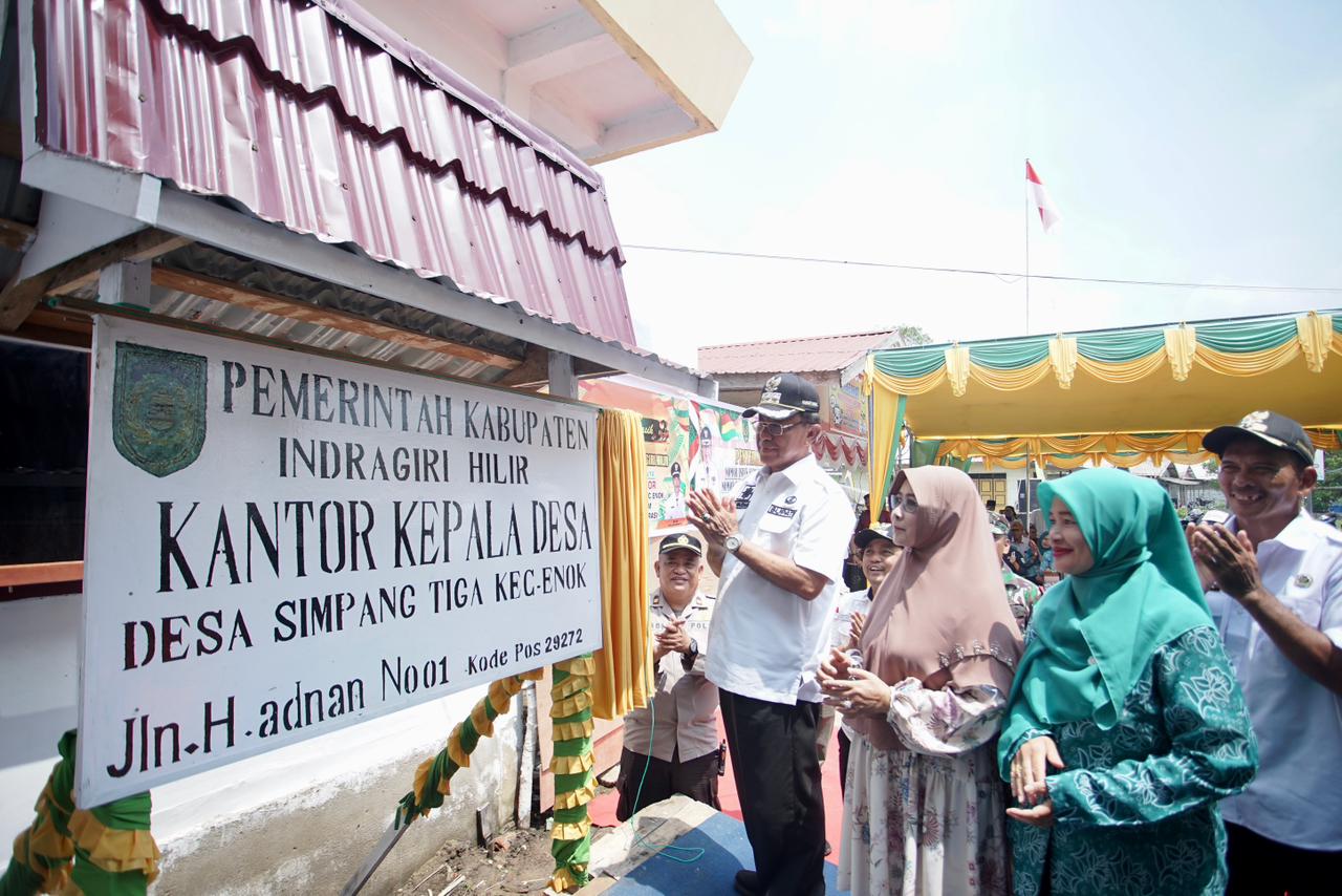 Bupati Wardan Resmikan Kantor Desa Simpang Tiga