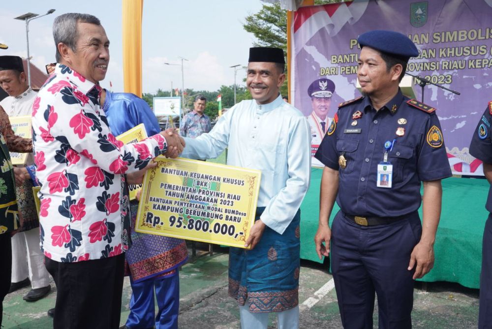 Gubri Serahkan Dana BKK untuk Semua Desa di Wilayah Kabupaten Siak