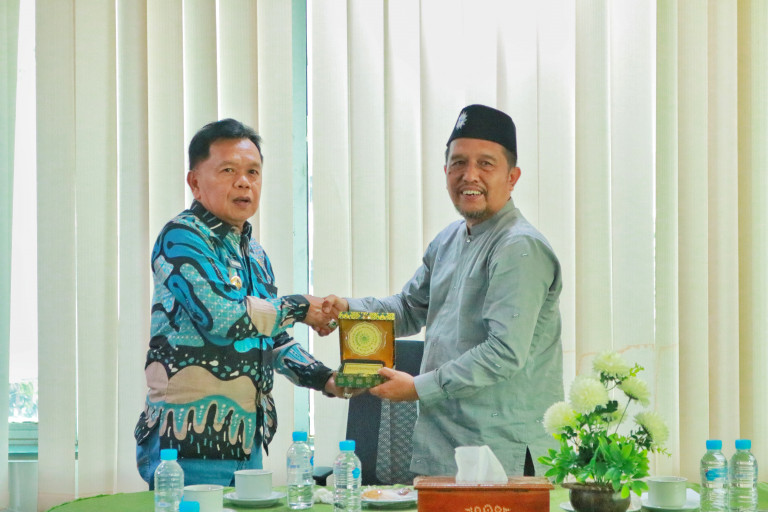 Plt Bupati Asmar Audiensi dengan Rektor UMRI