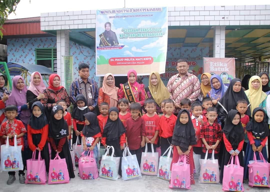 Bunda PAUD Pekanbaru Serahkan Bantuan Perlengkapan Sekolah untuk KB Pelita Hati