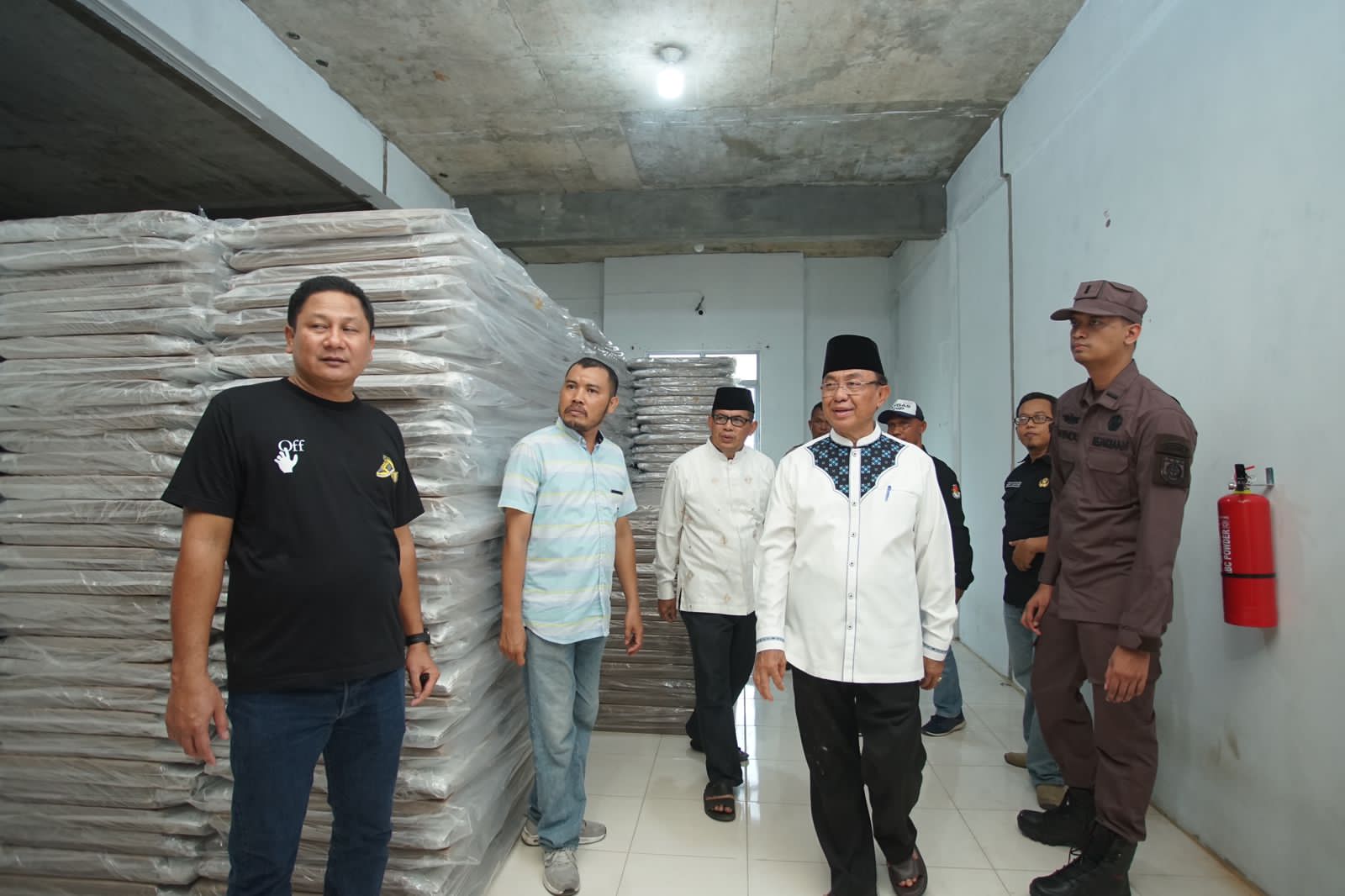 Bupati Wardan Sambangi Gudang Logistik Pemilu 2024