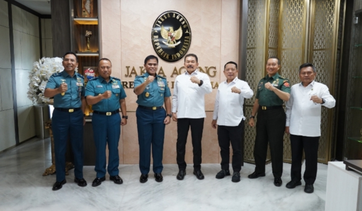 Jaksa Agung dengan Kepala Staf TNI Angkatan Laut Bertemu & Bahas Penegakan Hukum di Wilayah Laut