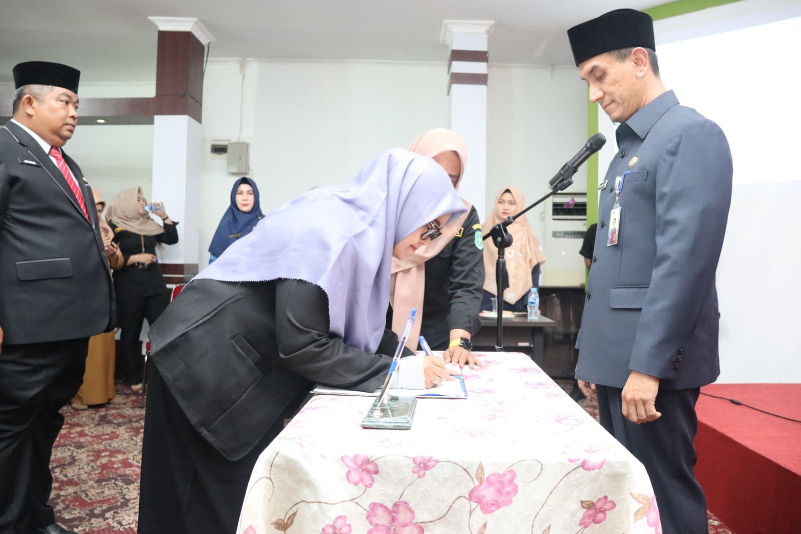 Bupati Lantik 14 Kepsek dan Seorang Pengawas Sekolah