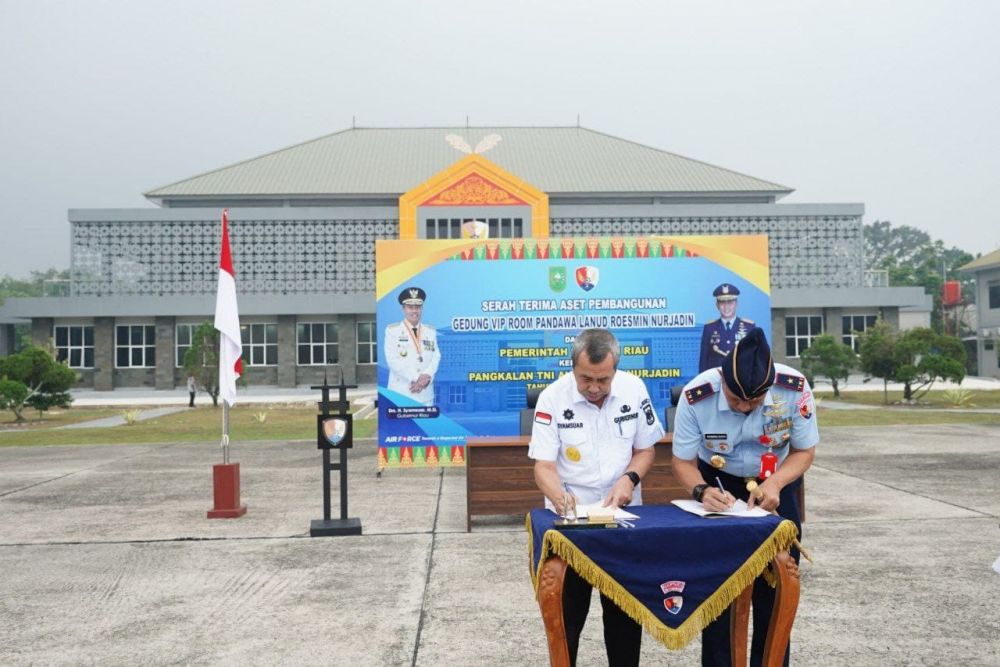Gubri Serah Terima Aset Pembangunan VIP Room Pandawa kepada Lanud Roesmin Nurjadin