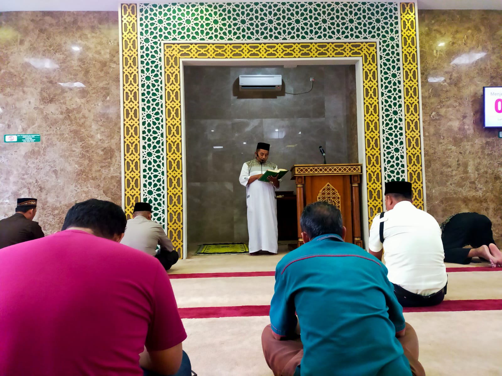 Akhlak dan Perilaku Seseorang Sangat Dipengaruhi oleh Akhlak dan Perilaku Lingkungan Sekitarnya.