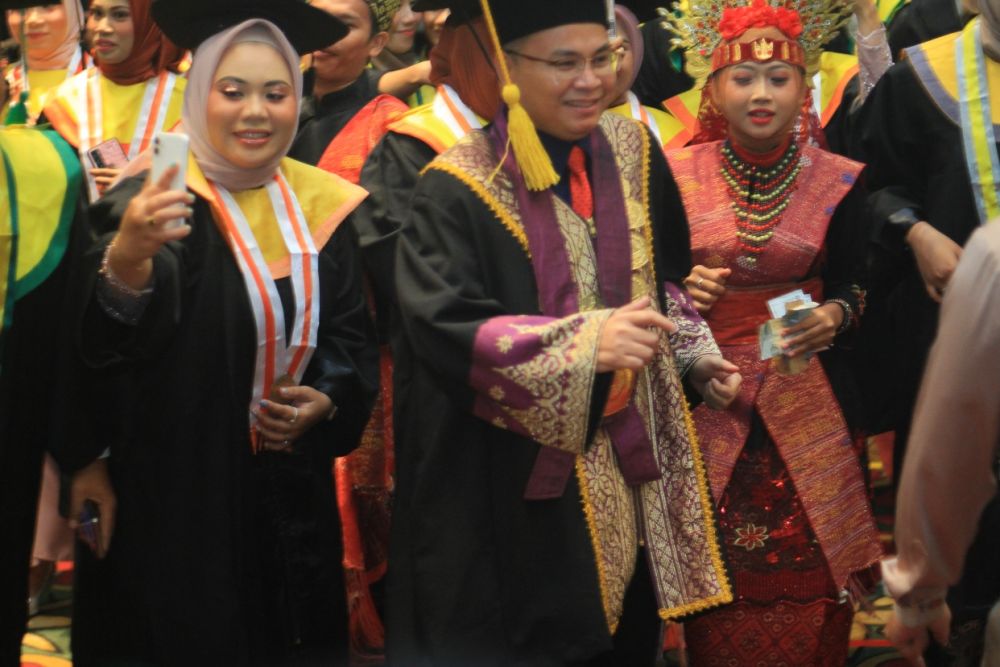 Atraksi Randai Kuansing dan Tari Tortor Bikin Gempar Suasana Wisuda Unilak