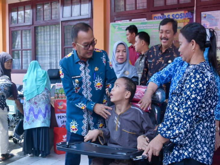 Pj Bupati Kampar Serahkan Bantuan Atensi Bagi Penyandang Disabilitas di Kabupaten Kampar