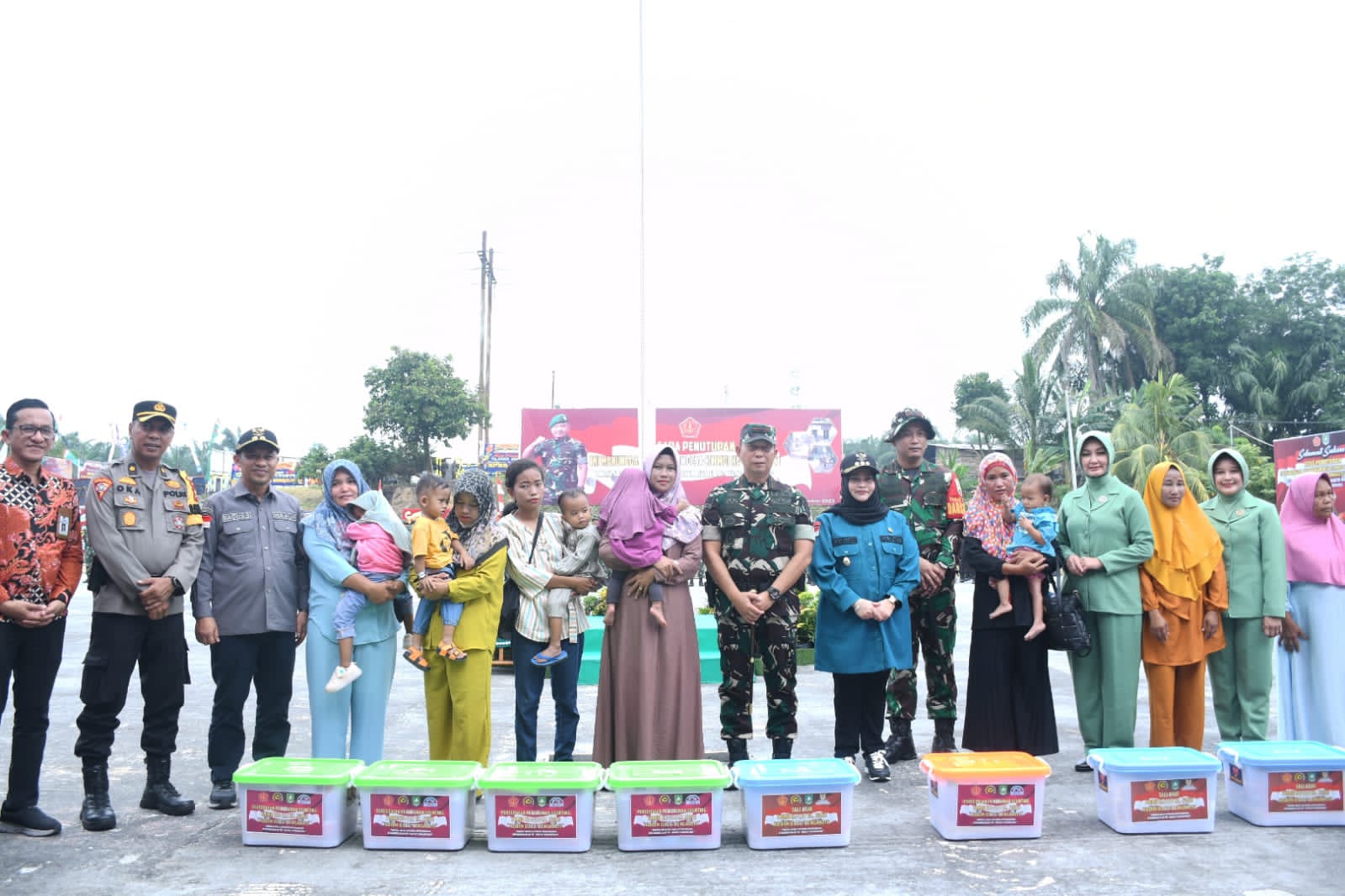 TMMD ke-118 Ditutup, Bupati Kasmarni Serahkan 100 Paket SembakoÂ