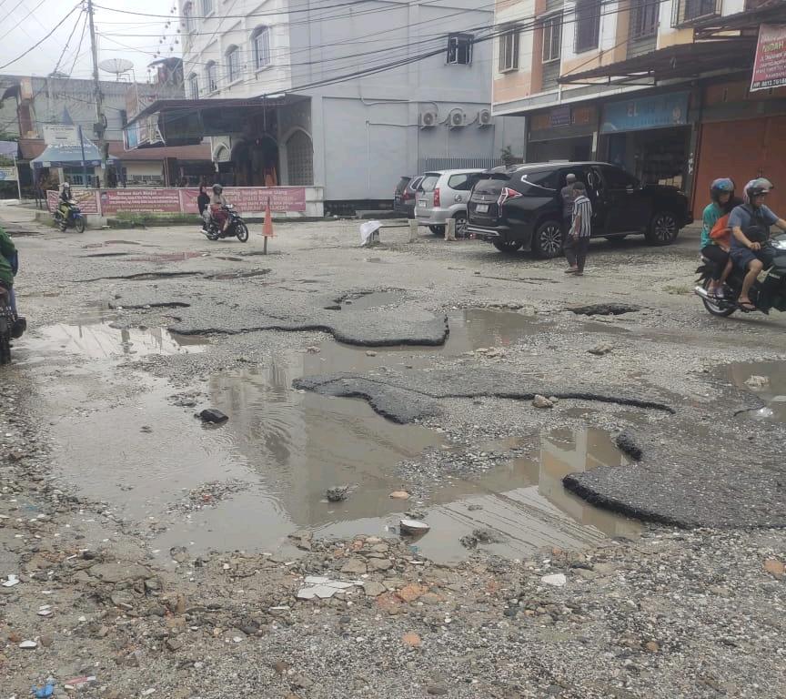 Masyarakat Keluhkan Jalan Rusak Parah di Pekanbaru Akibat Proyek Galian Pipa PDAM