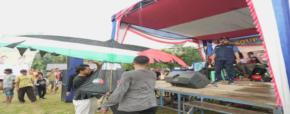 Bupati Hadiri Pembukaan Festival Layangan di Desa Lubuk Ambacang