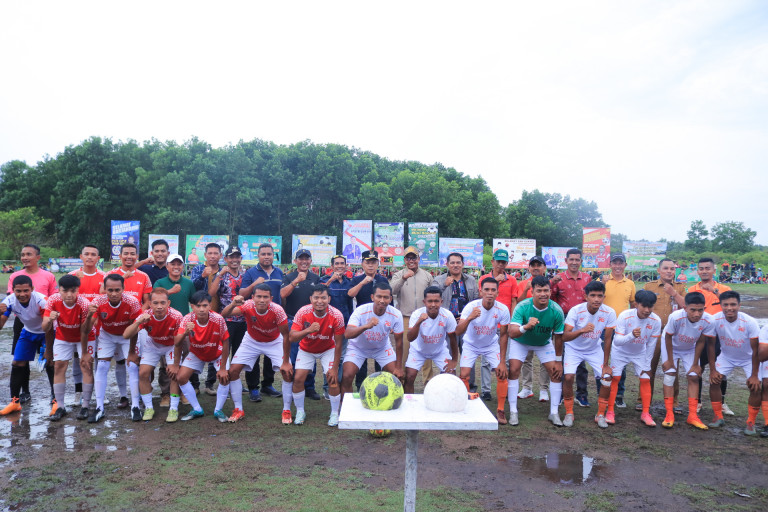 Tutup Mini Soccer IPSTB, Plt Bupati Meranti Asmar Beri Bonus