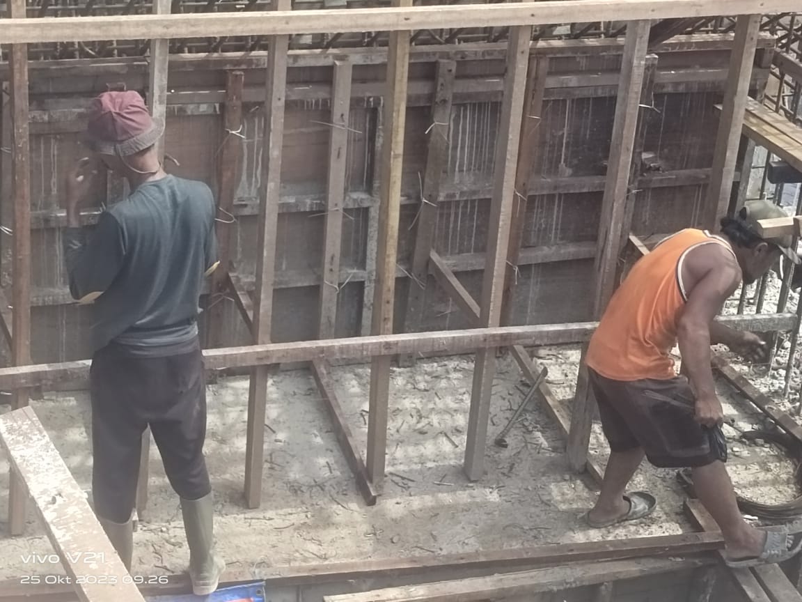 Kontraktor Diduga Abai, Pekerja Proyek Jembatan di Arengka II Cuma Pakai Sendal Jepit Tanpa APD 
