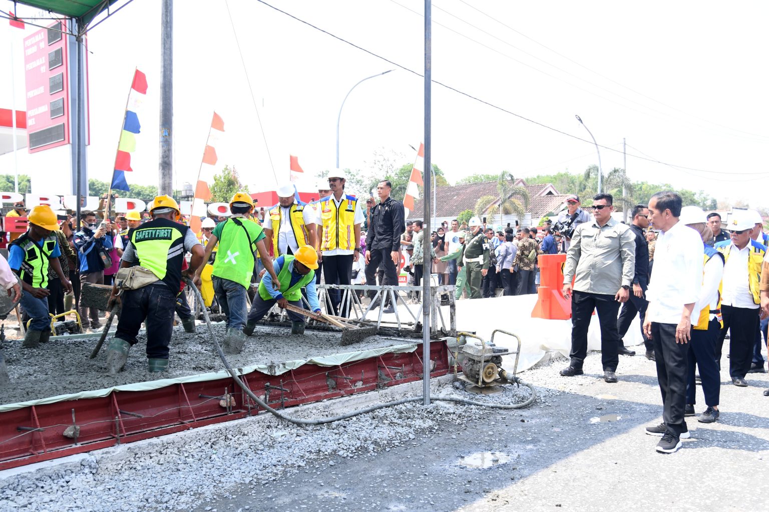 Presiden Jokowi Tinjau Proyek Rekonstruksi Jalan Rusak di Lampung Tengah