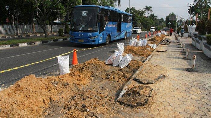 Pj Wali Kota Sentil Ulah Kontraktor Penanaman Pipa yang Asal-asalan Aspal Bekas Galian