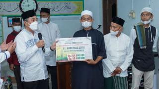 Gubernur Syamsuar Serahkan Bantuan Sosial Pendidikan