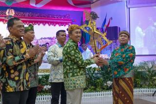 Gubernur Riau Saksikan Pagelaran Wayang Kulit HUT ke-78 TNI