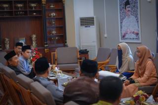 Gubri Terima Audiensi Dua Mahasiswi UIN Suska Riau Pemenang Esai Tingkat Nasional