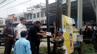 Tak Punya Izin, Satpol PP Pekanbaru Segel Tiang Fiber Optik