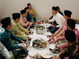 Ganjar Merasa Terhormat Dapat Tepak Sirih dari Lembaga Adat Melayu Riau