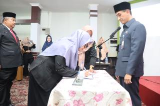 Bupati Lantik 14 Kepsek dan Seorang Pengawas Sekolah