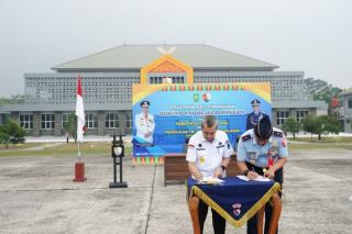 Gubri Serah Terima Aset Pembangunan VIP Room Pandawa kepada Lanud Roesmin Nurjadin