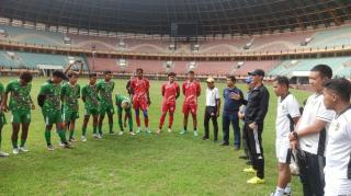 Ketua KONI Riau Cek Latihan Tim Sepak Bola Porwil XI