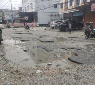 Masyarakat Keluhkan Jalan Rusak Parah di Pekanbaru Akibat Proyek Galian Pipa PDAM