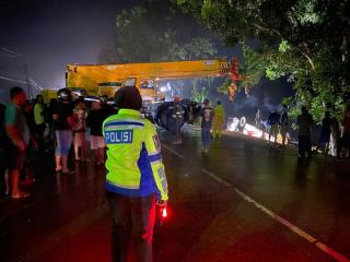 Tragis! Bus Karyawan PT RAPP Bawa 45 Penumpang Masuk Jurang, 1 Orang Tewas